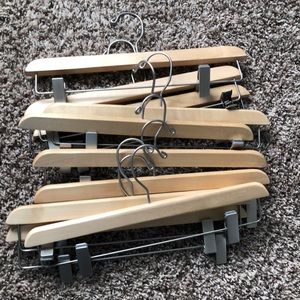 Set of 10 Gap hangers with clips